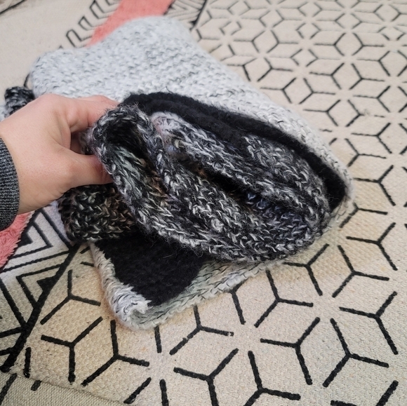 CALVIN KLEIN INFINITY SCARF - Picture 5 of 8